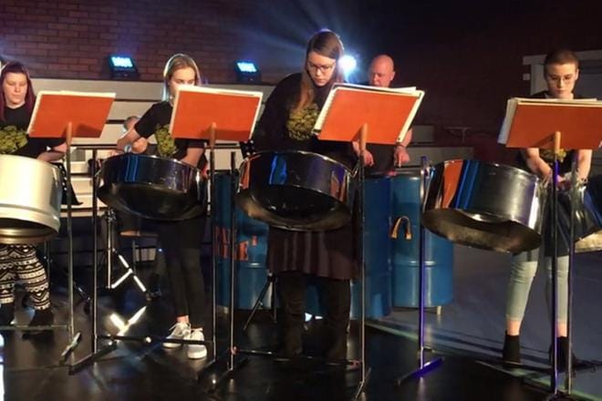 Kansalaisjuhlan aloitti Steel-pannubändi PanEngine soittamalla Sibeliuksen Finlandia-hymnin.