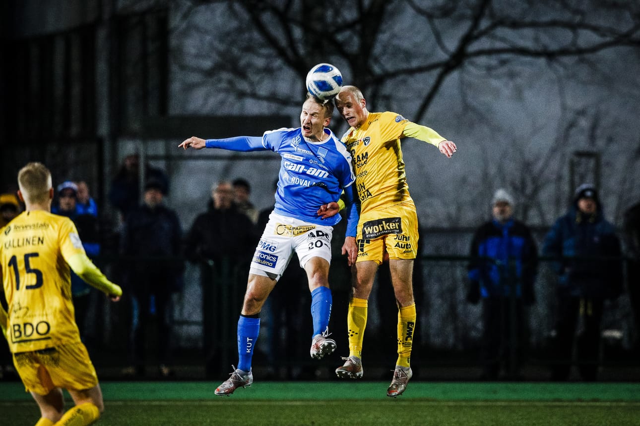 Anselmi Nurmela (oik.) taisteli liigakarsinnassa RoPS:n Simo Roihaa vastaan.
