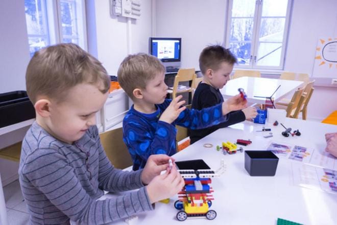 Tiedekoulu aloittaa tammikuussa toiminnan Vaasassa. Robottikerhot ja koodikoulut on suunnattu 7-12-vuotiaille tytöille ja pojille. Kuva: Suomen Tiedekoulu Oy