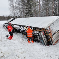 Liikenne pääsee kulkemaan yhdeltä kaistalta Sodankylän Torvisessa nelostiellä rekan nostotöiden vuoksi
