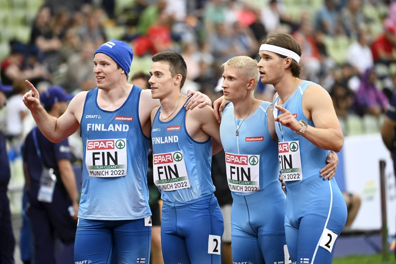 Samuli Samuelsson (toinen oik.) loukkasi sormeaan viestissä. LEHTIKUVA / Heikki Saukkomaa