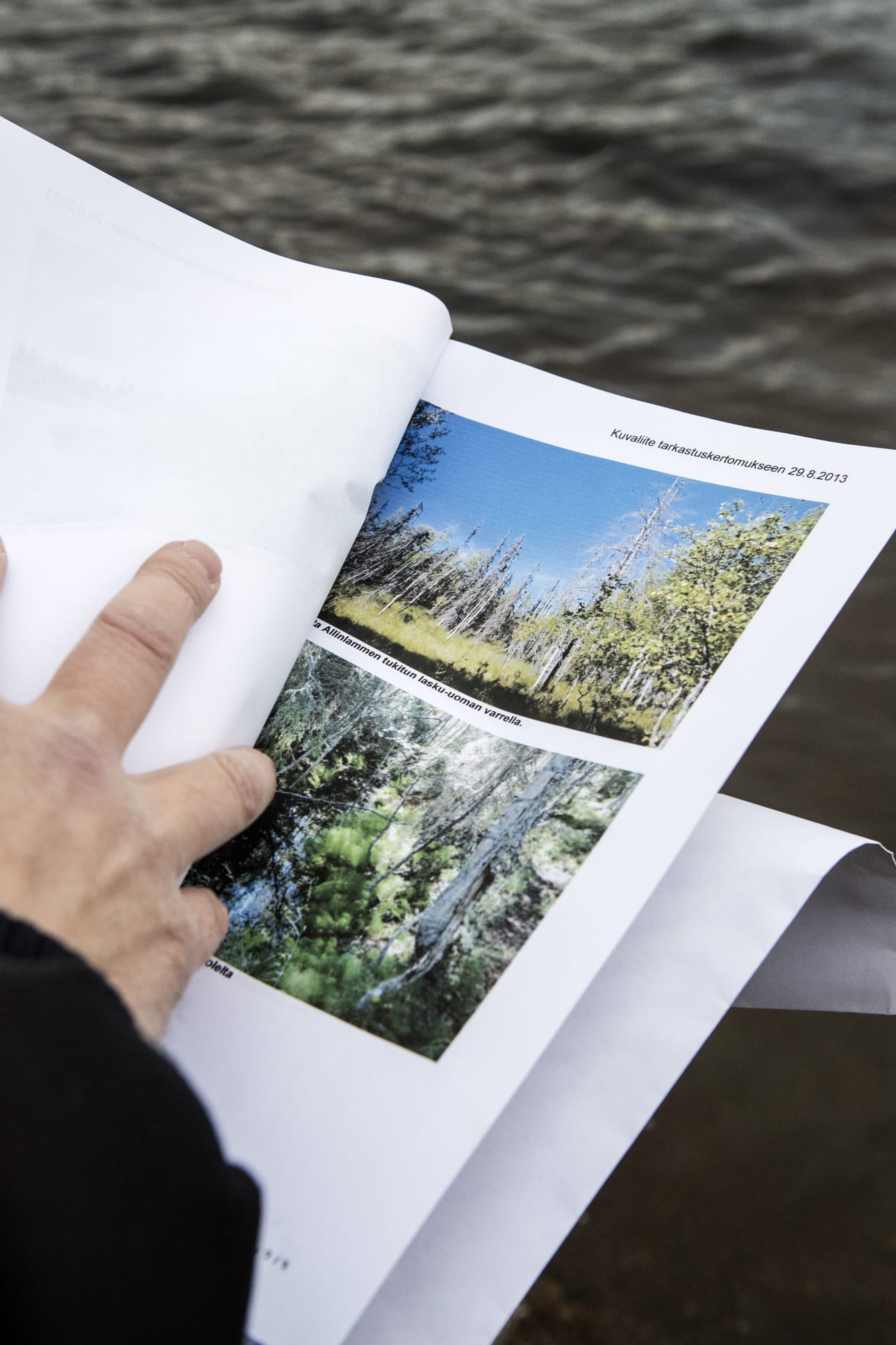 – Tällaisia lippusia ja lappusia tuli läheteltyä, sanoo Karsikko. Vuoden 1993 vedennostosta ei Kuusamon kaupunki ole tehnyt valmistumisilmoitusta Pohjois-Suomen vesioikeudelle, joten on epäselvää milloin rajattu korvauksenhakuaika alkoi tai alkaa.