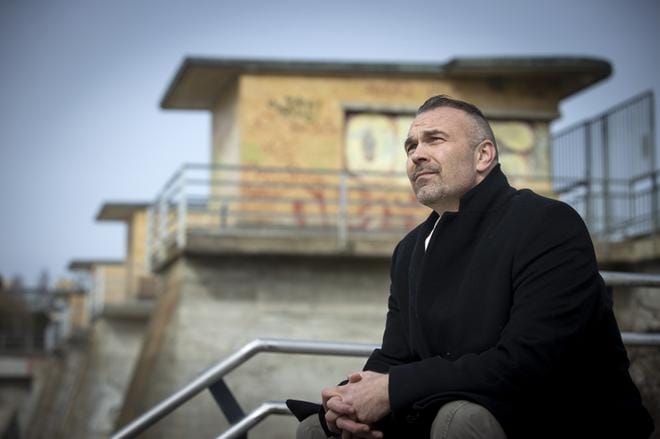 Oululainen vanhempi konstaapeli Petrus Schroderus laulaa kolmella Oulun poliisin videolla. Koronakriisin keskellä julkaistu Rakastan elämää -kappale nousi nopeasti maailmanlaajuiseksi hitiksi. KUVA: Pekka Peura