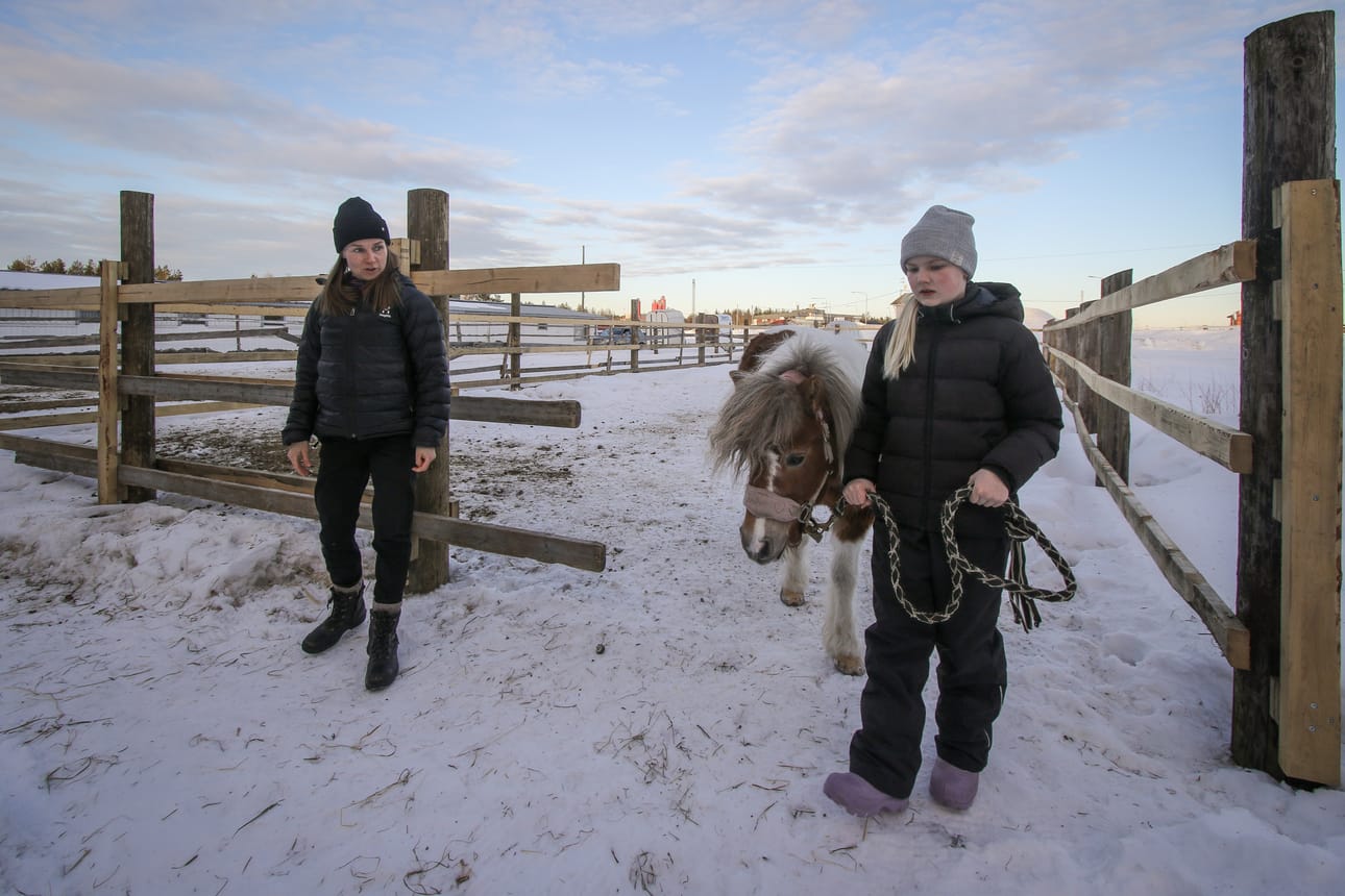 Hoitokerhon aluksi Emilia Pätsi ohjeistaa Saimi Mäkeä taluttamaan Mimmi-ponia kohti tallia.