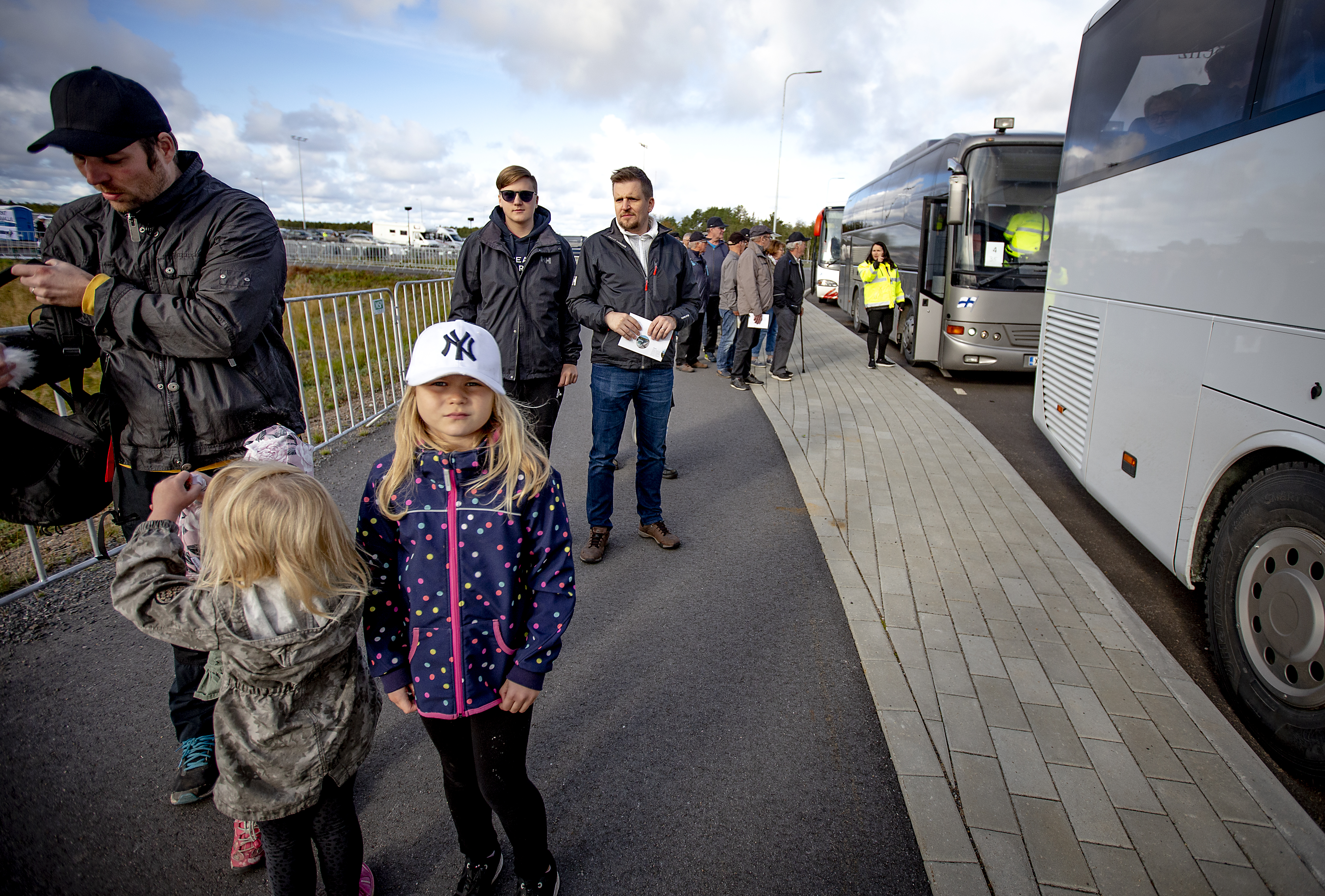 Tässä jonotetaan busseihin. Niitä oli riittävästi, eikä jonotus kestänyt kauan.