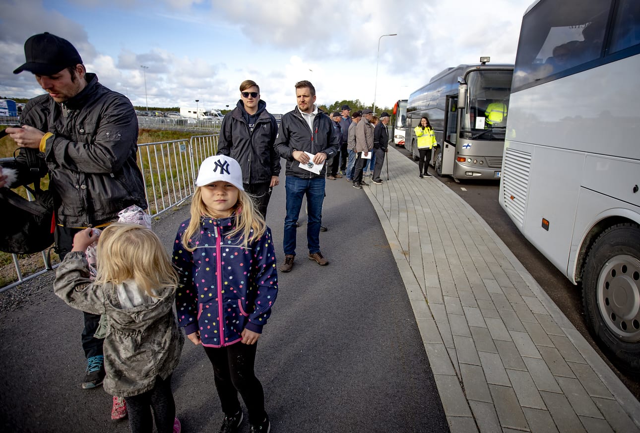 Tässä jonotetaan busseihin. Niitä oli riittävästi, eikä jonotus kestänyt kauan.