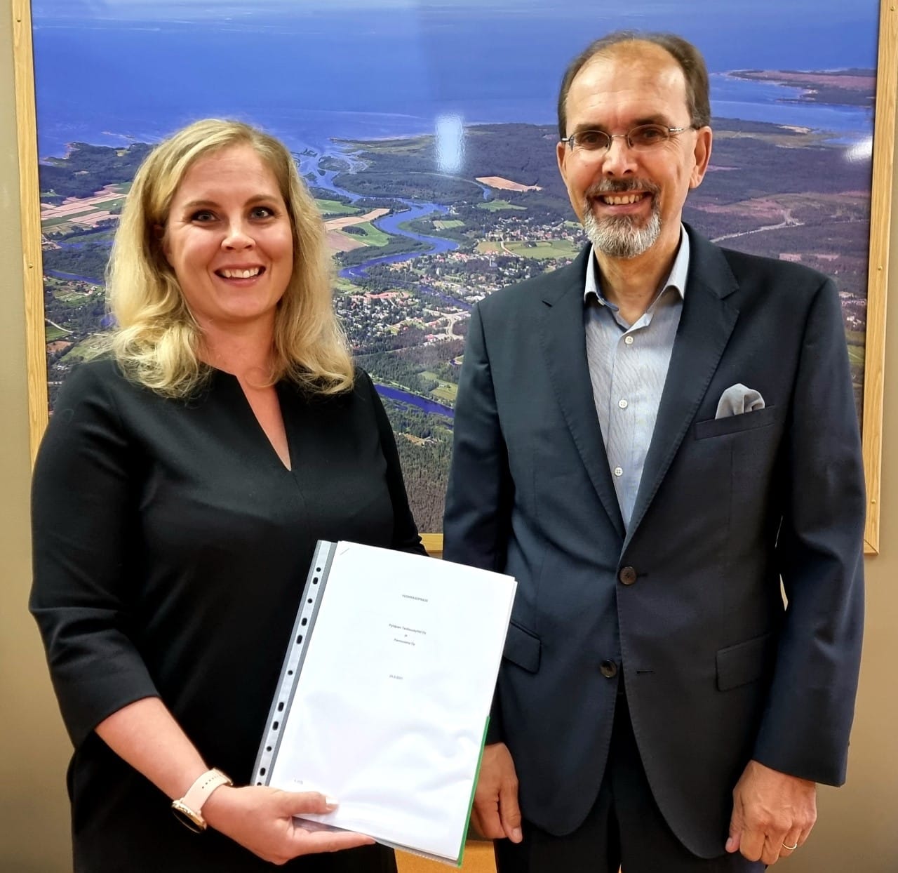 Pyhäjoen Teollisuusyhtiön toimitusjohtaja Helena Illikainen ja johtaja Juha Nurmi Fennovoimasta allekirjoittivat vierailukeskuksen vuokrasopimuksen. Pyhäjokitalon rakentaminen ajoittuu vuosille 2022–2023.