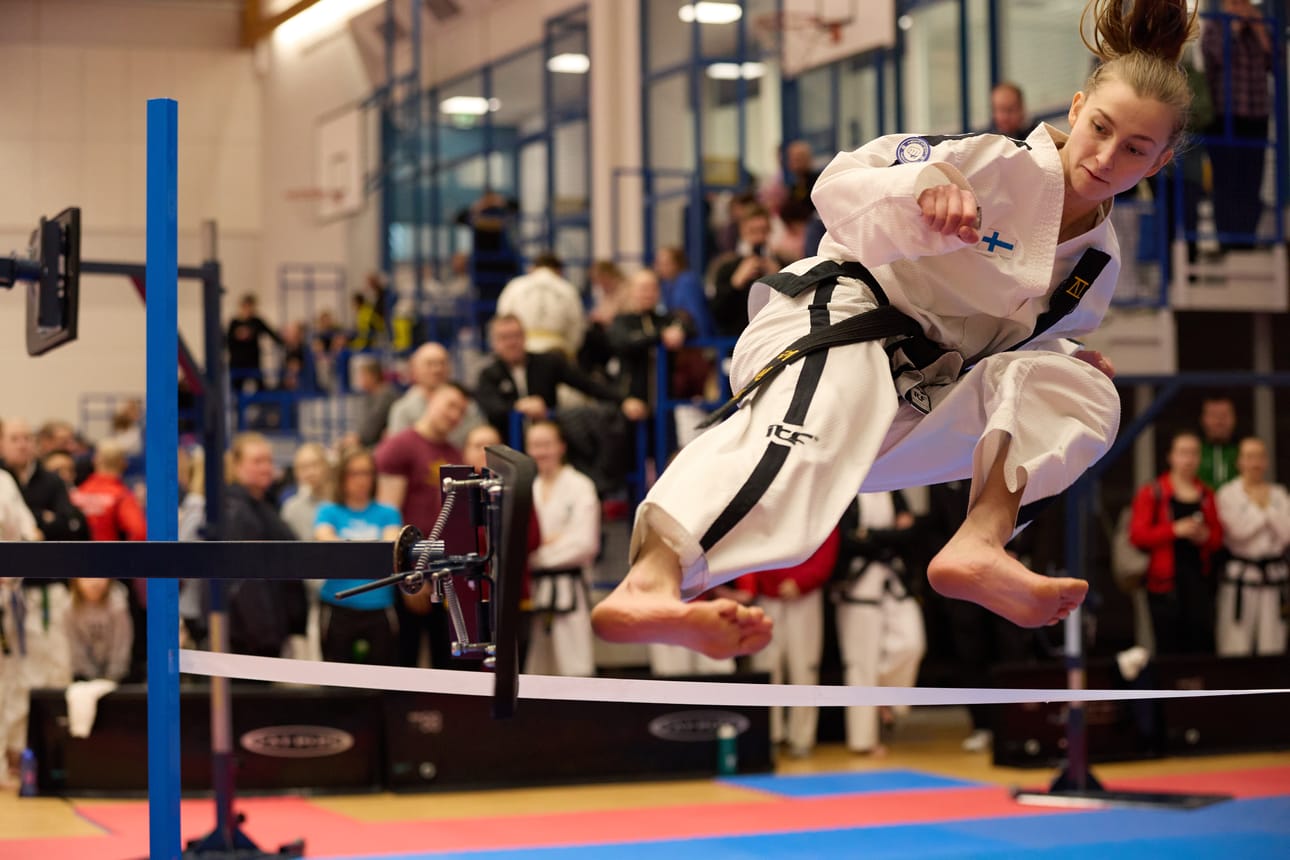 Julia Pätsi menestyi taekwon-don SM-kisoissa Jyväskylässä. Erikoistekniikoiden taitamisesta hän sai kultaisen mitalin