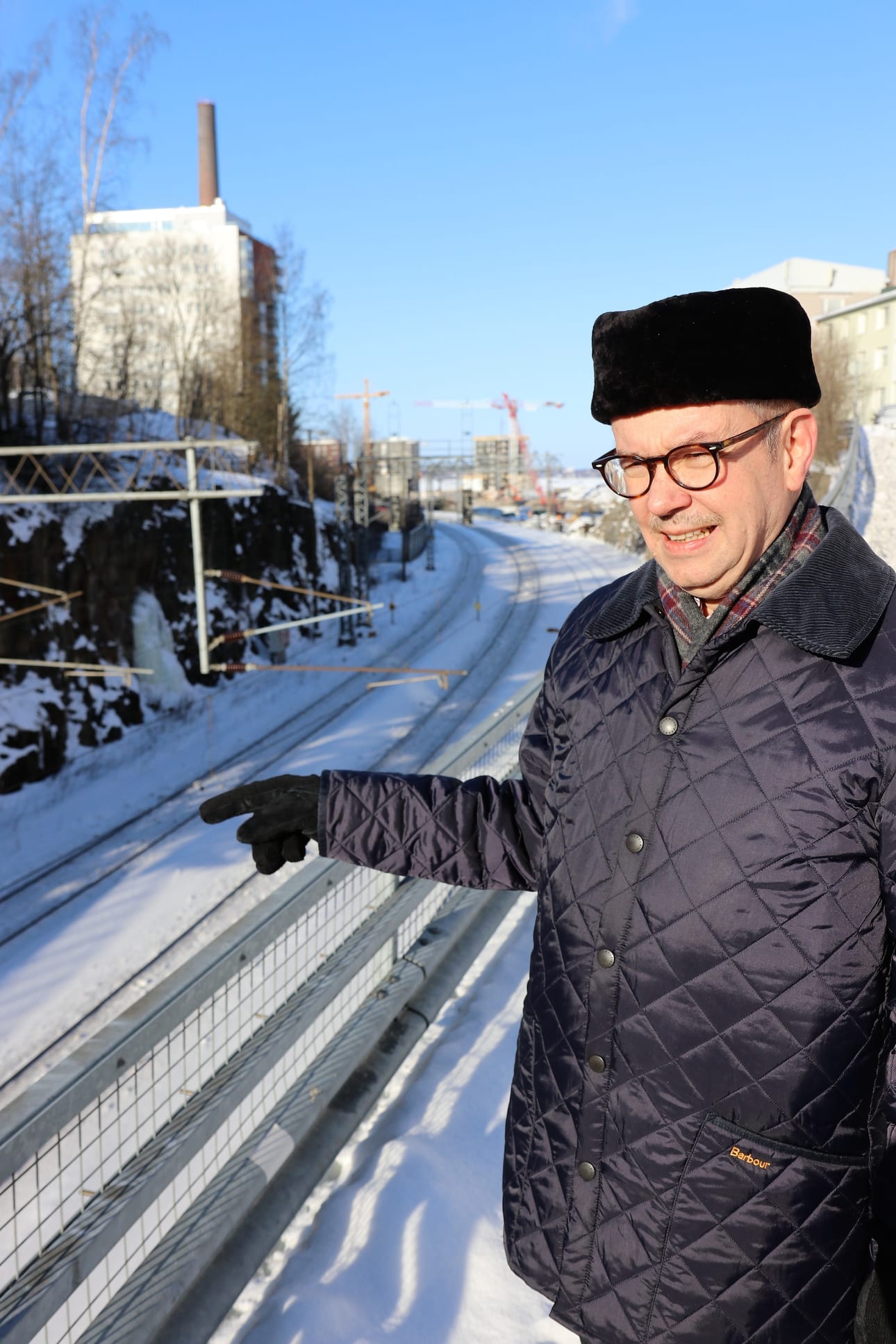 Tampereen rautatieaseman pohjoisreunasta rata lähtee vielä kaksiraiteisena, professori Jorma Mäntynen näyttää. Muutama kilometri myöhemmin toinen kiskopari loppuu, ja samalla radan välitysongelmat pahenevat.