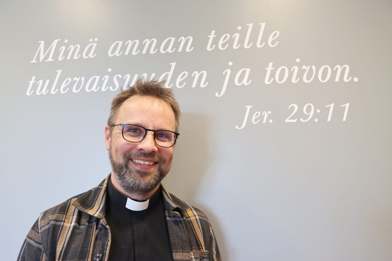 Jussi Peräaho jättää muistolauseeksi alavutelaisille viraston seinälle valitsemansa Raamatun lauseen.