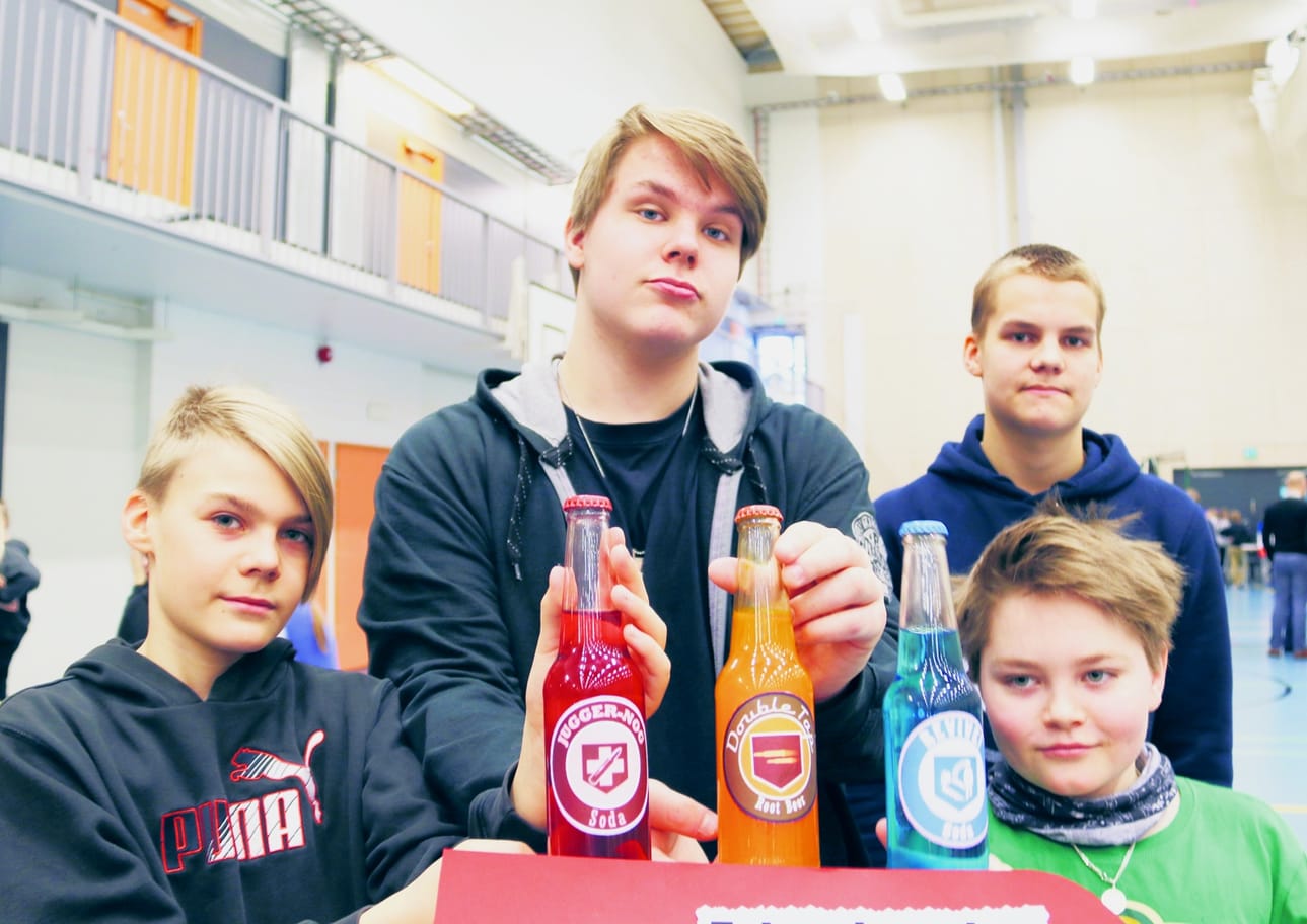 Ylikylän koululaisten ideana oli muun muassa hieman erilainen juomasarja. Yhdellä juomalla saattoi kloonata itsensä vaikkapa koulupäivän ajaksi. Takana Lauri Kärnä ja Jere Laakso, jotka tuumasivat yhteistyön viidesluokkalaisten kanssa sujuneen hyvin.