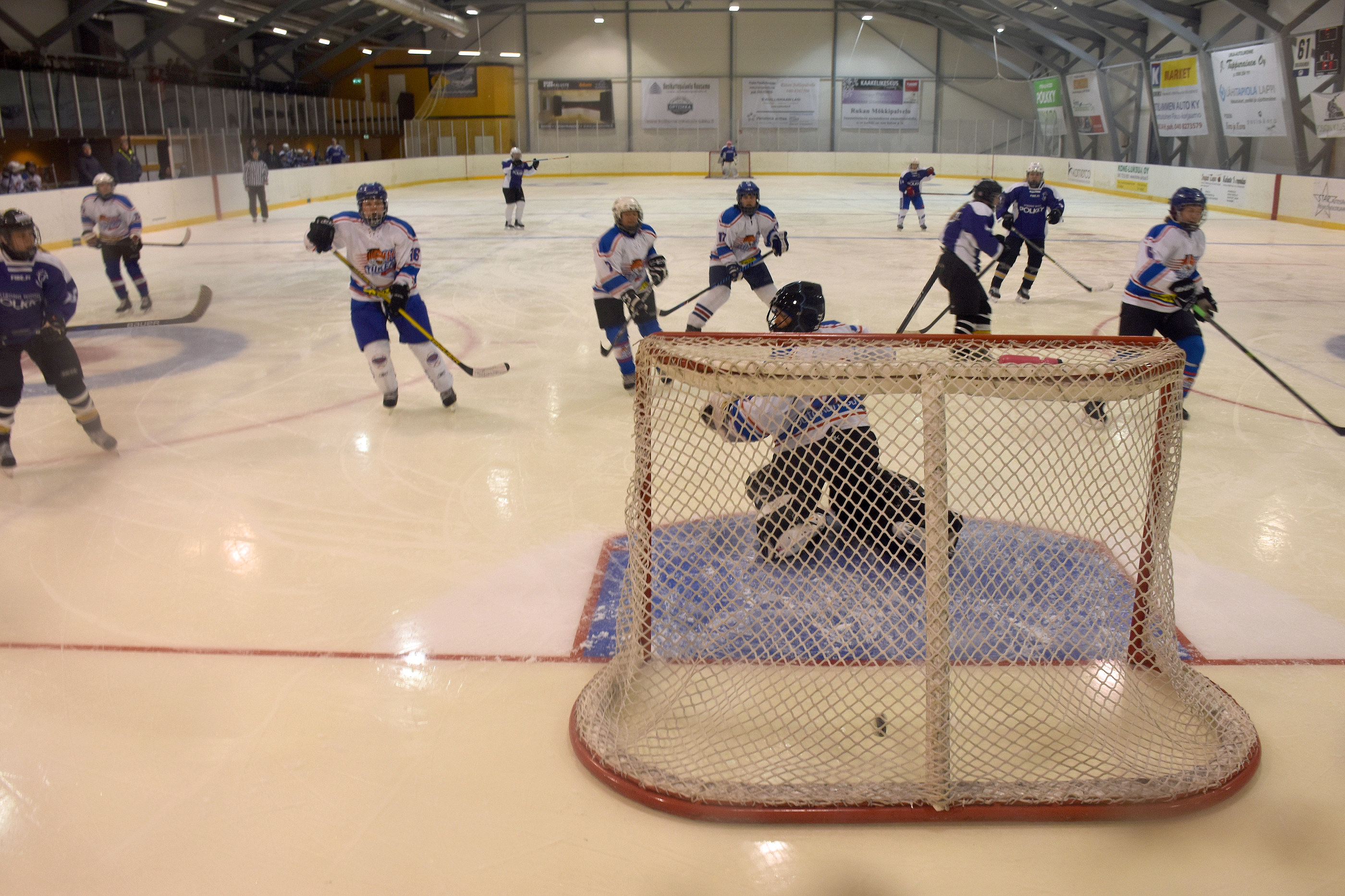 Kuusamon Pallo-Karhujen (siniset) ja Tornion ottelu päättyi niin ikään tasan 2-2.