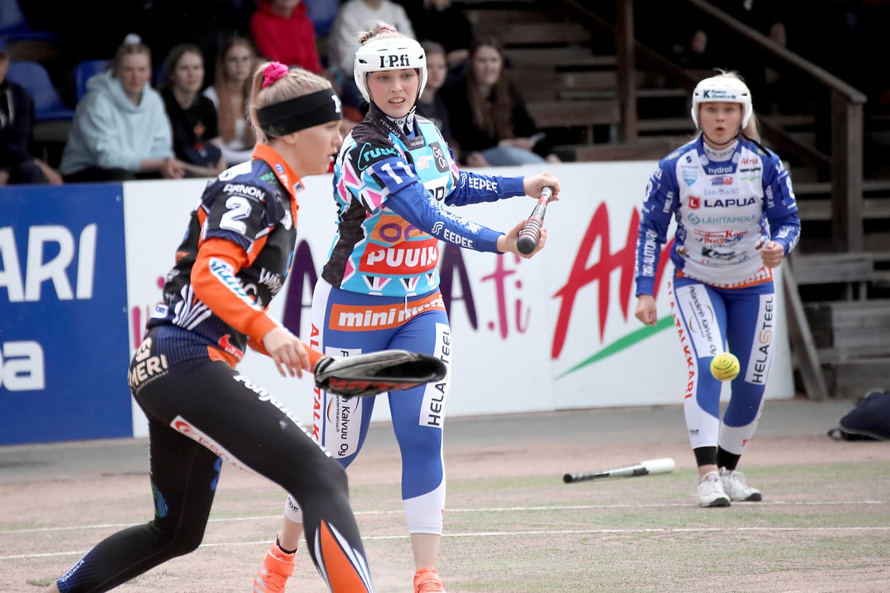 Mailattarien Emmi Laine näpäyttää Venla Tanhuan syötöstä.