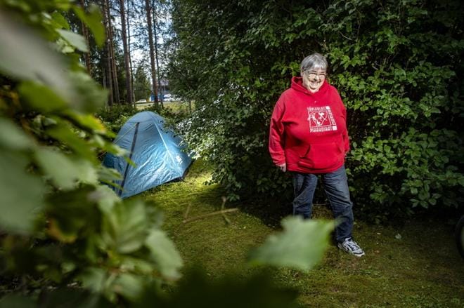 Ensi vuonna 80 täyttävä Raili Salonen miettii aina talvisin, ettei enää ensi kesänä jaksa lähteä Kaustiselle. Talven mittaan kuitenkin jalkoja alkaa poltella ja keväällä hän huomaa jo miettivänsä, että mitähän nyt sitten pakataan bussin kyytiin mukaan. KUVAT: JUKKA LEHOJÄRVI