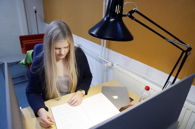 Kauppakorkeakouluun pyrkivä tamperelainen Anni Järvinen uskoo koulutukseen. Hän lukee pääsykoekirjoja Porin yliopistokeskuksen kirjaston hiljaisessa huoneessa. KUVA: Kari Mankonen