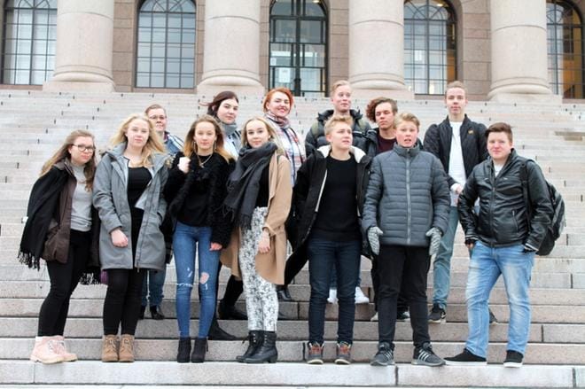 Alajärven nuorisovaltuuston retkeläiset Helsingissä. Kuvassa (ylärivi) Sari Palmu, kummipäättäjä, Henna Pitkäkangas, puheenjohtaja Essi Pitkäkangas, Lauri Lehtelä, Atte Kuhalampi, Veikka Välisaari, (alarivi) Iida Palmu, Veera Laurila, Annika Ränkimies, Senni Penninkangas, Ilari Joensuu, Akseli Koskenmäki, ohjaaja Oskari Viitakangas. KUVA: NOORA MÄKELÄ