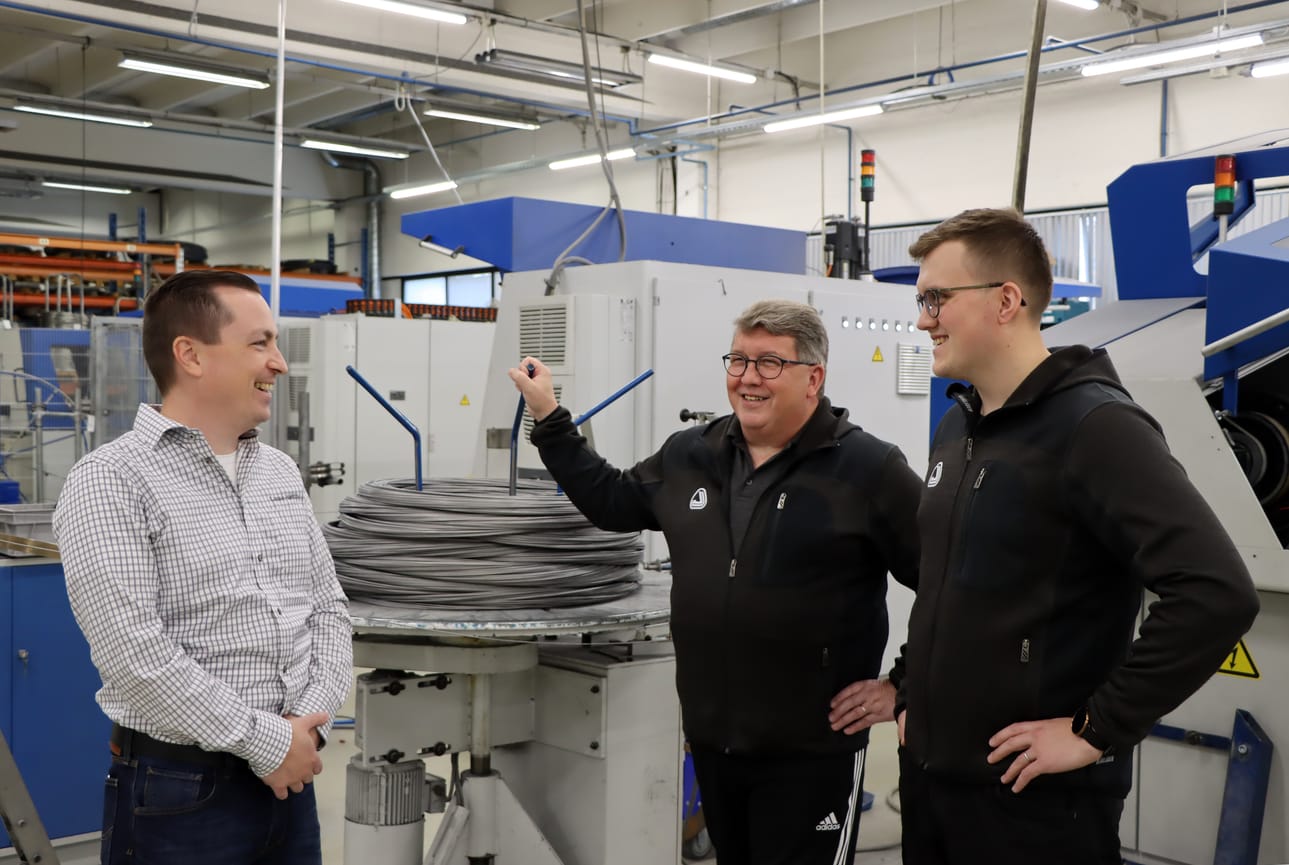 Jurvan Jousen yrittäjäporrasta Koskimäen tehtaalla edustavat nykyään toimitusjohtaja Lasse Hahto (vas.) ja myyntipäällikkö Jussi-Pekka Ojala (oik.). Jaakko Ojala on jäänyt päivittäisestä toiminnasta sivuun, mutta toimii kuitenkin yhtiön hallituksen puheenjohtajana.