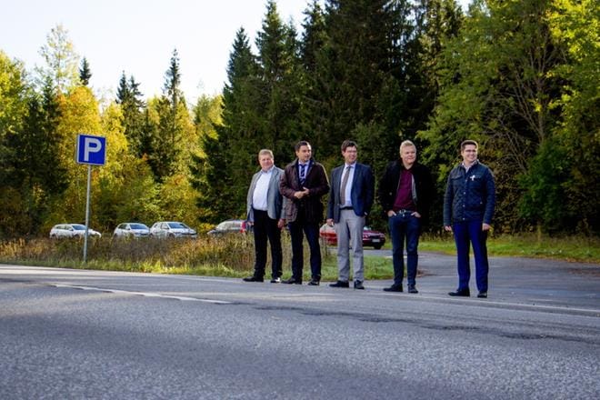 Vöyrin kunnanvaltuuston puheenjohtaja Kjell Heir, kansanedustaja Joakim Strand (r.), Vöyrin yrittäjäyhdistyksen puheenjohtaja Kaj Svels, kansanedustaja Antti Kurvinen (kesk.) sekä Vöyrin kunnanjohtaja Mikko Ollikainen tarkastelivat yhdessä Larvintien eli Vassorista Ylihärmään johtavan tien 725 kuntoa maanantaina. KUVA: JENNI MÄKELÄ