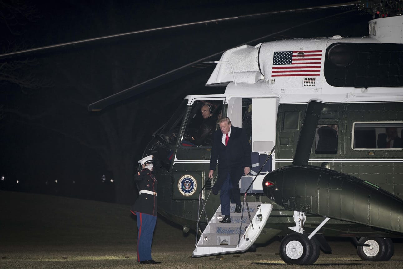 Virkarikokksesta syytetty presidentti Donald Trump laskeutui sunnuntai-iltana Washingtoniin. Hän matkustaa maanantaina Eurooppaan Davosin kokoukseen.