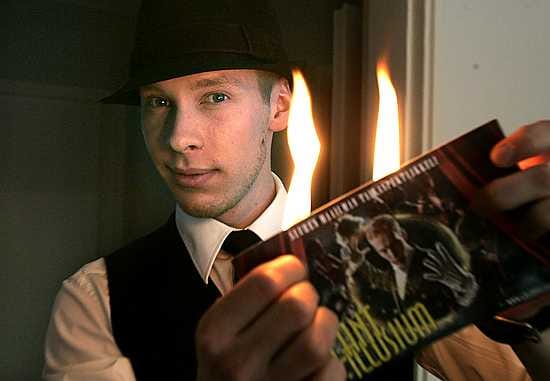 Taikuri Joni Pakanen esiintyy Pohjankartanon salissa 12.14. maaliskuuta.