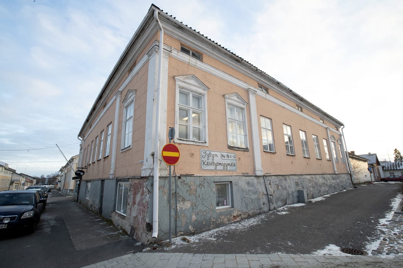 Hansan ikkuna koristautuu jouluun aatonaattoaamuna.