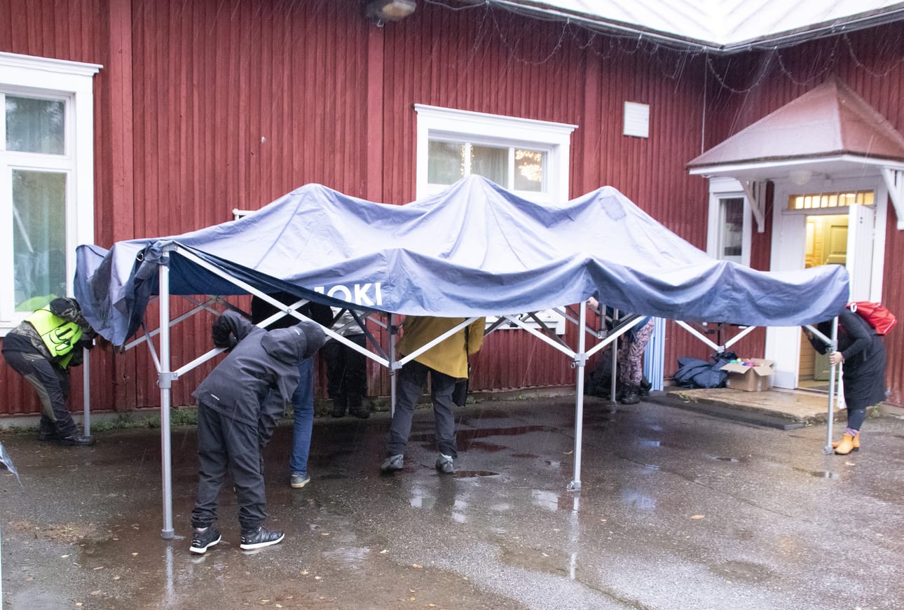 Keskustan Siikajoenkylän paikallisyhdistys ottaa kantaa Siikajoenkylän nuoriso- ja vapaa-aikapalveluihin. Syksyllä Heikinhovissa oli eloa ja iloa, kun usean tahon yhteistyönä järjestettiin Hämäränhyssy tapahtuma. Kuva järjestelytöistä.