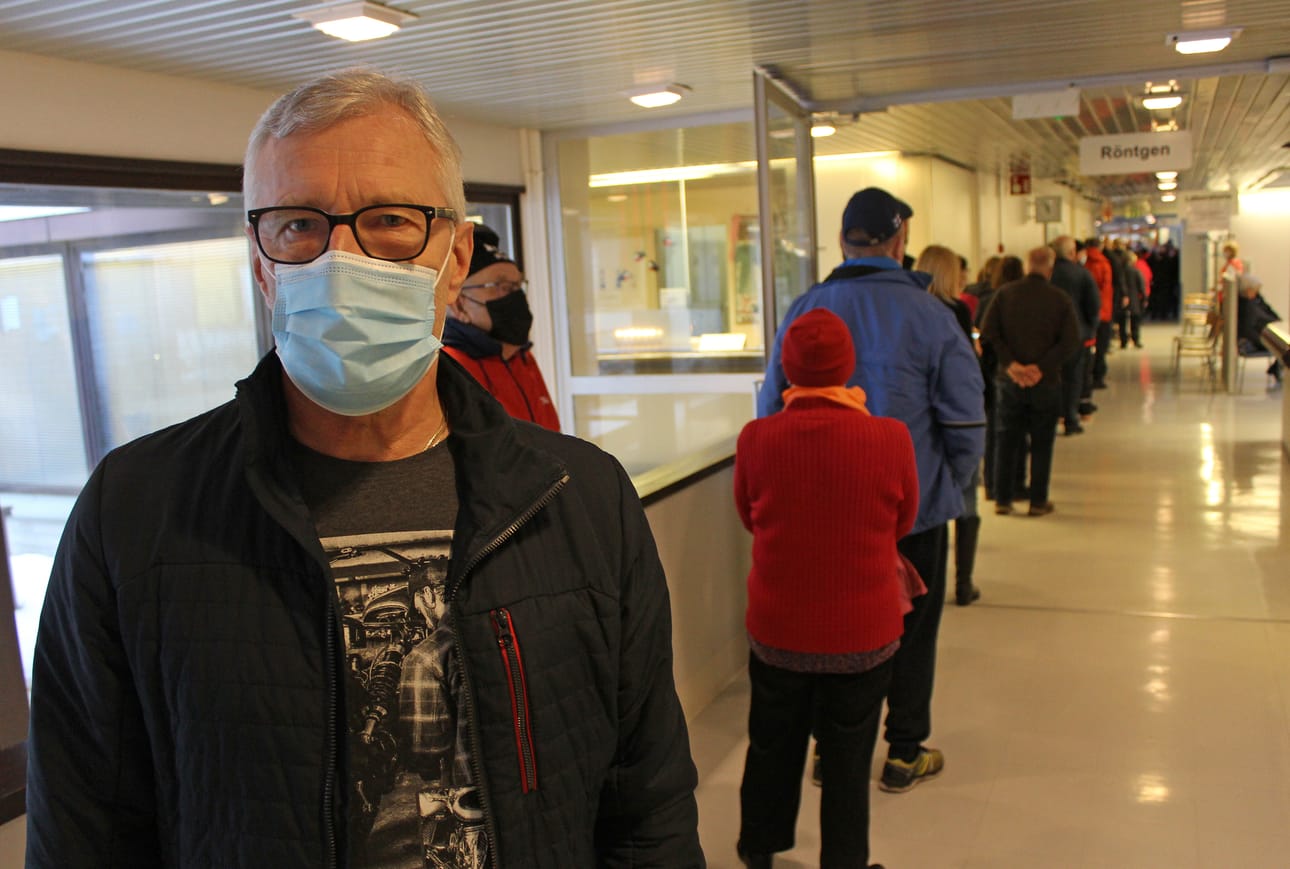 Lähellä muita ihmisiä ollaan, mutta ehkä täällä riski saada koronatartunta on pienempi kuin vaikkapa pubissa, arvioi Juhani Hannonen.