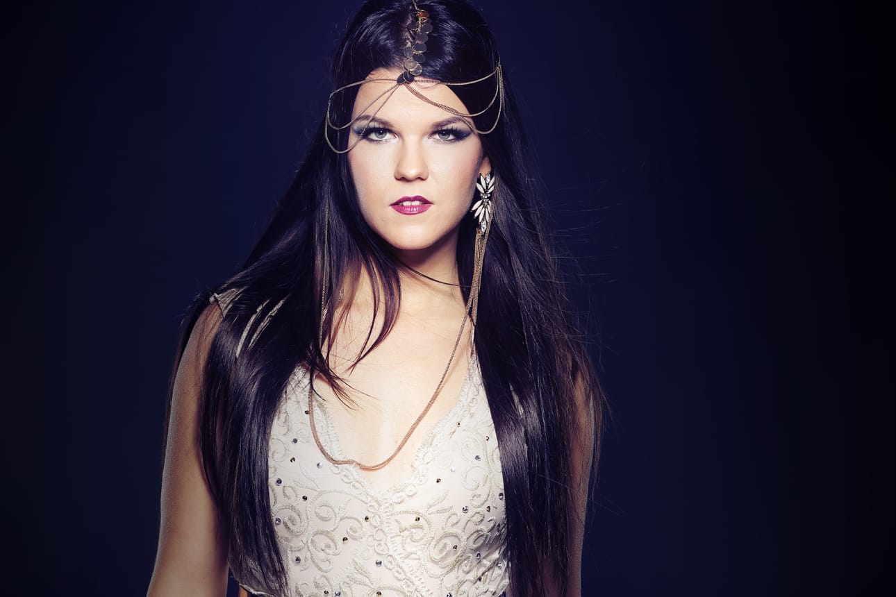 Saara Aalto löysi hyvän rauhallisen treenipaikan X Factor -talon autotallista.