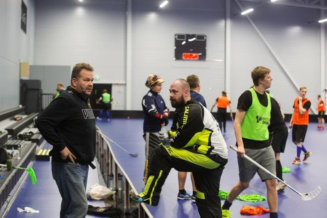Ari-Pekka Laitalainen valmentaa Adoniksia. Uudessa palloiluhallissa joukkue treenaa ainakin kerran viikossa ja pelaa kauden aikana kolme turnausta.KUVA: MINNA ANTILA