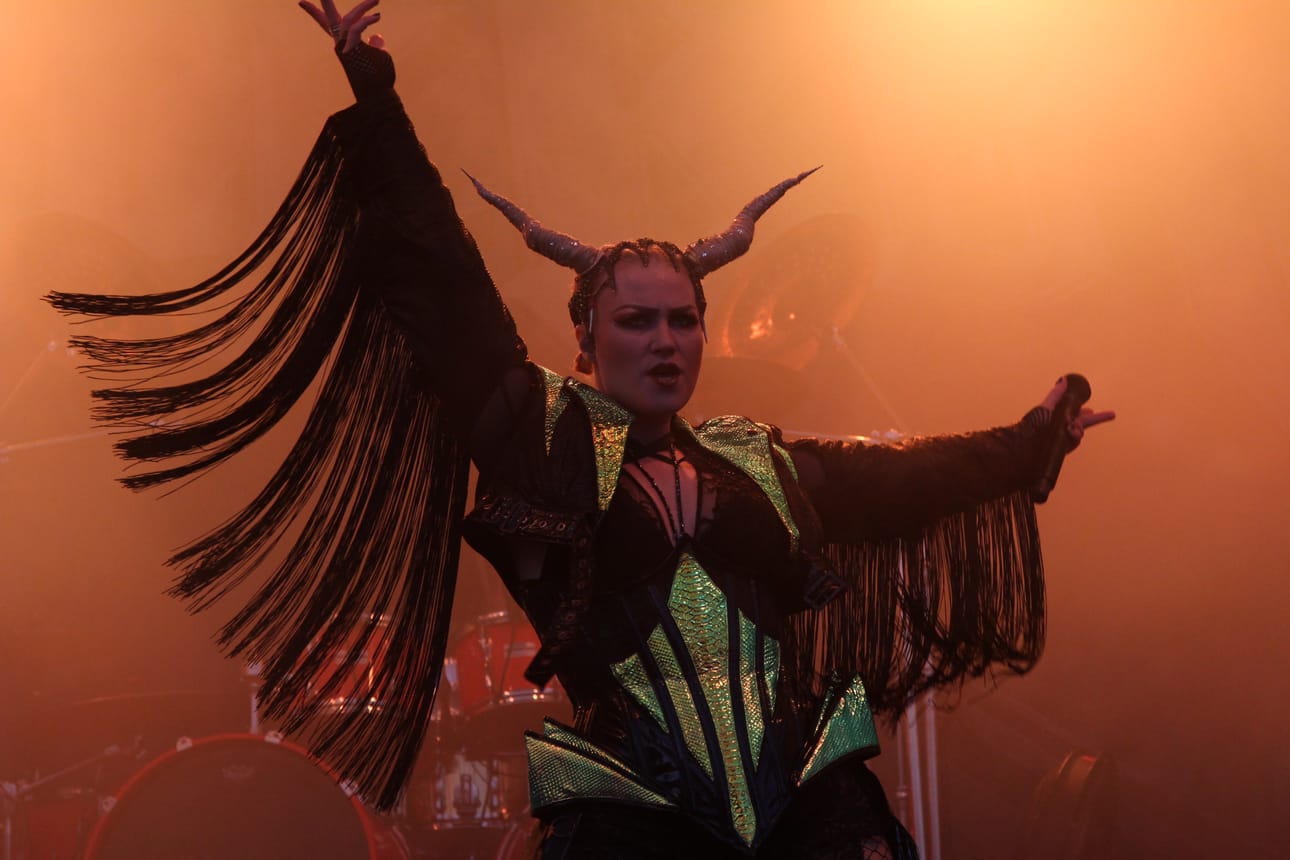 Suomalainen Battle Beast päätti komeasti Lisää löylyä -festivaalin. Laulaja Noora Louhimo oli vaikuttava näky.