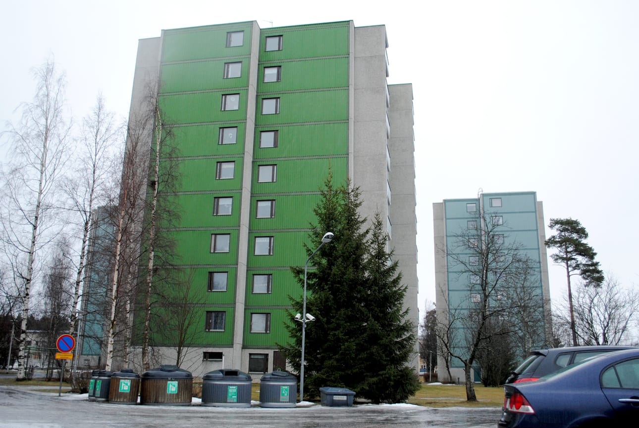 Raaka kaksoissurma tehtiin Tuirassa vuonna 1997. Hopeanväriseen haalariin pukeutunutta ja alumiinisalkkua kantanutta miestä ei ole tavoitettu. Mies poistui Kallenkujalta ilmeisesti Kuivastietä pitkin.