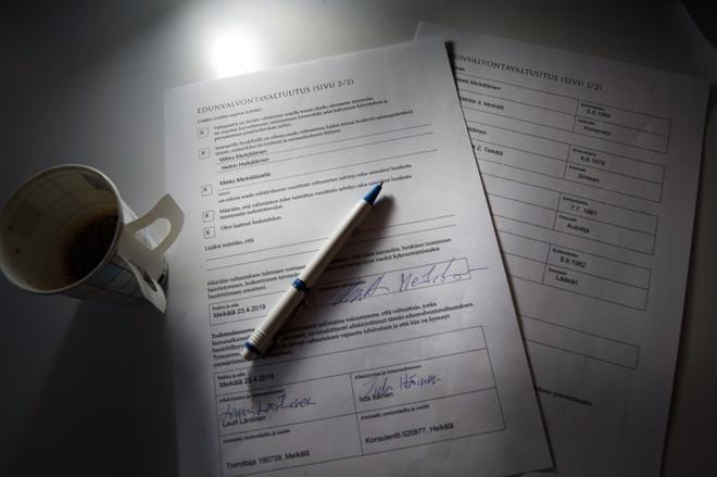 Paperit ovat nyt kunnossa. Entistä useampi suomalainen laatii edunvalvontavaltakirjan. Sillä sovitaan yhdessä esimerkiksi lähiomaisen kanssa, että tämä voi hoitaa valtuuttajan raha- ja muita asioita sitten, kun valtuuttaja ei siihen enää itse pysty. KUVA: Kari Mankonen
