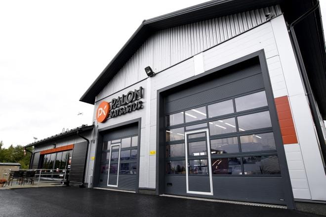 Ilmajoen paloaseman vieressä juhlitaan tänään avajaisia, kun Palon katsastus avaa virallisesti ovensa. Jo reilu pari viikkoa toiminnassa ollut asema on saanut toiminnalleen varsin hyvän vastaanoton. Parhaimmillaan asemalla on katsastettu yli 30 autoa päivässä. KUVA: MATTI HAUTALAHTI