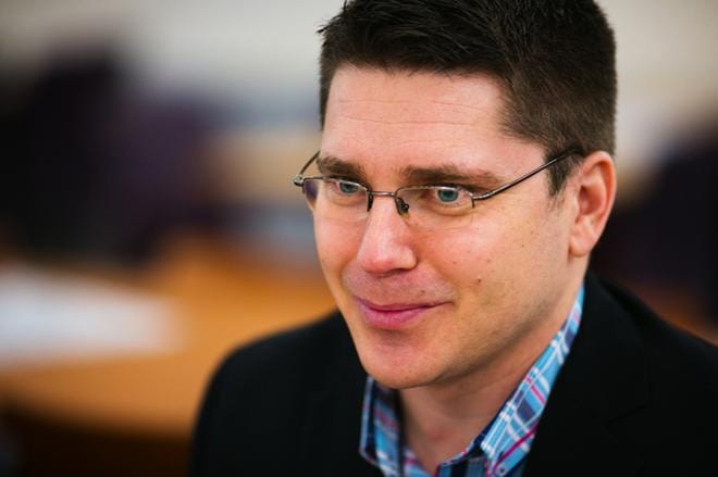 Kunnanjohtaja Mikko Ollikainen johtaa vöyriläisten delegaation ministeri Anne Bernerin puheille. Kuva: Timo Annanpalo