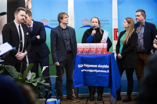Vaalipaneeliin osallistuivat vasemmalta katsottuna Tommi Mäki, Manu Yli-Juoni, Tomi Kaunismäki, Päivi Karppi, Linnea West ja Anders Norrback. KUVAT: JARNO PELLINEN