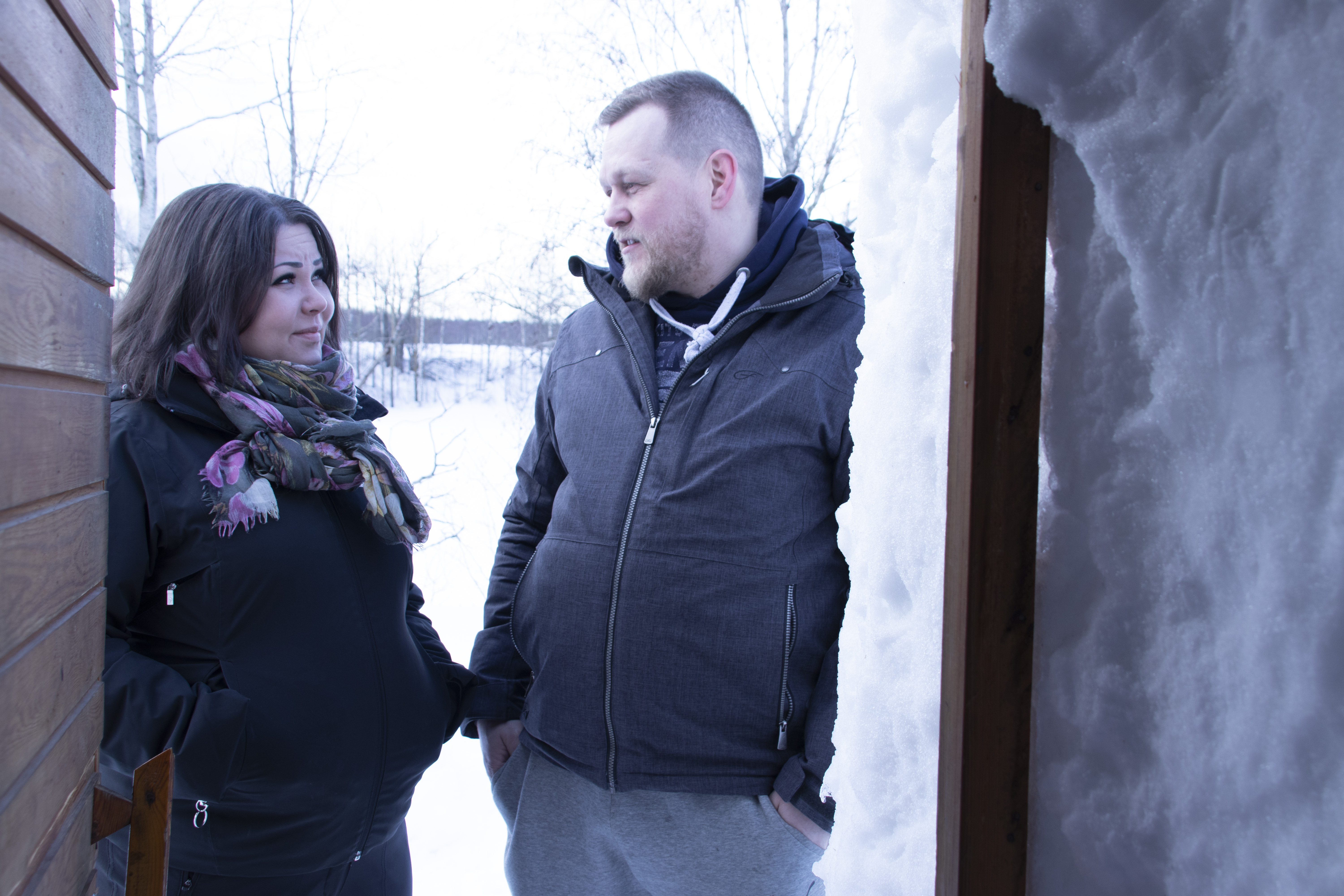 Niina Laitinen ja Pasi Rantapelkonen tuumivat, ettei lumisaunan tekeminen oli mukavaa tekemistä, jossa yhdistyi kuntoilu ja uuden elämyksen tuoneen lumisaunan rakentaminen.