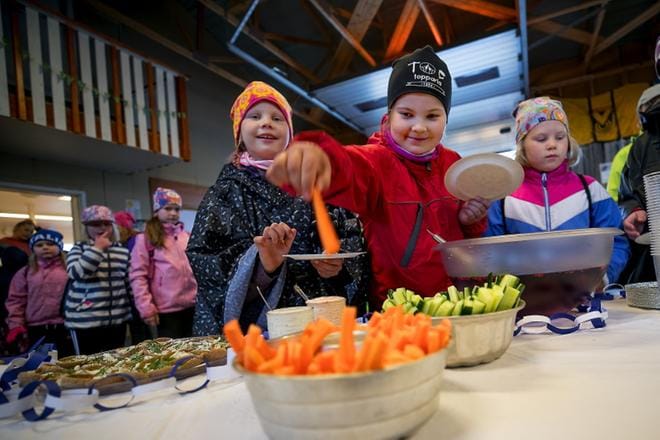 4H:n heppakerholaiset Helmi Pirttimäki, Anna-Leena Perkiömäki ja Aamu Rintamäki aikoivat viedä eläimille juhlaruokaa maisteltuaan ensin itse kotimaisia herkkuja.