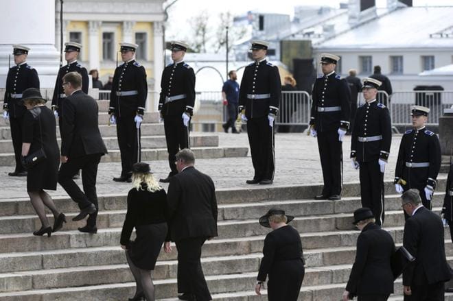 Suomen hallitus, pääministeri Juha Sipilä ja vaimo Minna-Maaria Sipilä (vas.), ulkoministeri Timo Soini ja vaimo Tiina Soini, kunta- ja uudistusministeri Anu Vehviläinen, ja perhe- ja peruspalveluministeri Juha Rehula ja puoliso Johanna saapuvat siunaustilaisuuteen Tuomiokirkkoon. Kuva: Lehtikuva / Markku Ulander