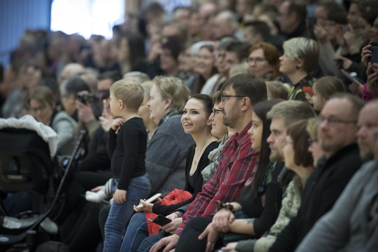 Raahen lukion vanhojentansseja seurasi moni silmäpari.