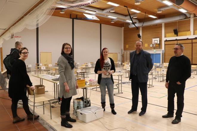 Alajärven lukion noin 70 yo-kokelaan työpisteet olivat valmiina hyvissä ajoin tiistaina. Luokion henkilökuntaa valmistelemassa yo-kokeen alkua, kuvassa oik. apulaisrehtori Kauko Kainulainen ja rehtori Marko Timo. KUVA: SARI HEINILÄ