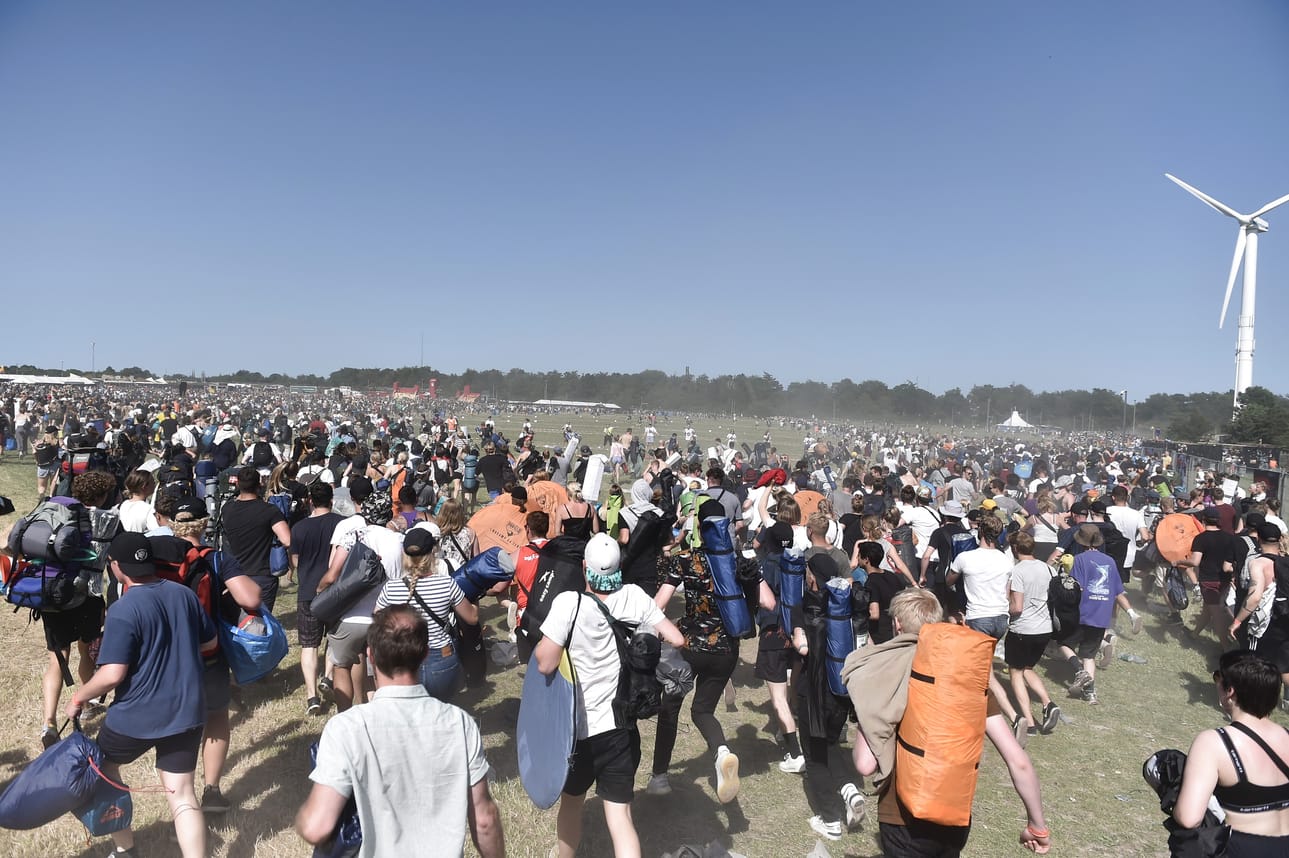 Roskilden festivaali on yksi Euroopan suurimmista rockfestivaaleista. Tämän vuoden festivaali peruttiin kaksi viikkoa sitten, kun hallitus ilmoitti, ettei yli 500 ihmisen kokoontumisia sallita ennen syyskuuta.