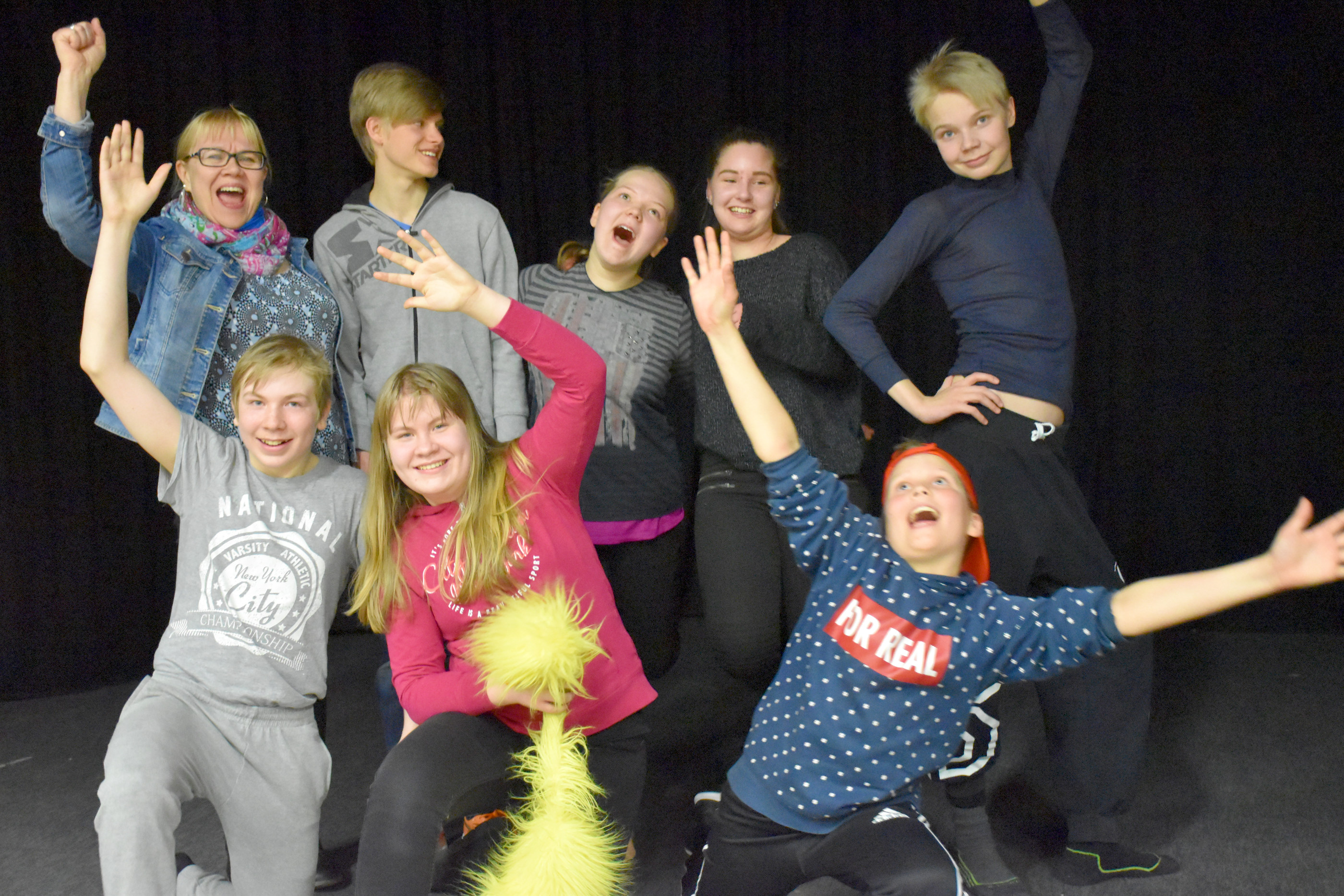 Teatteriryhmän ohjaaja Merja Danso (vas. ylhäällä) kokosi näyttelijänuoret yhteiskuvaan. Vasemmalta ylhäältä Veikko Huuskonen, Petra Määttä, Anni Suonnansalo ja Kasperi Sänkiniemi. Alhaalla vasemmalta Riku Pyhtinen, Marika Pyhtinen ja Vertti Laatikainen.