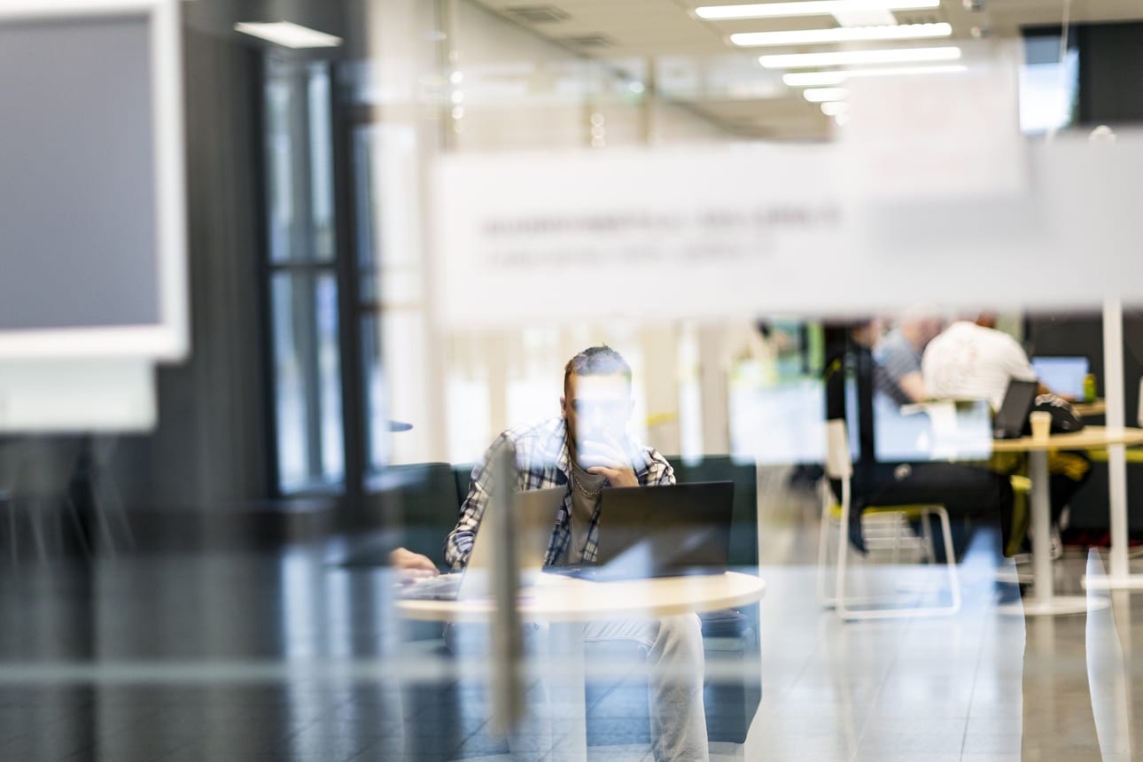 Korkeakoulutettujen osuutta halutaan lisätä, koska se vaikuttaa suoraan talouskasvuun. Korkeakoulujen on kuitenkin vaikea nostaa Suomen koulutustasoa, kun samaan aikaan niiden rahoitus tiukkenee.