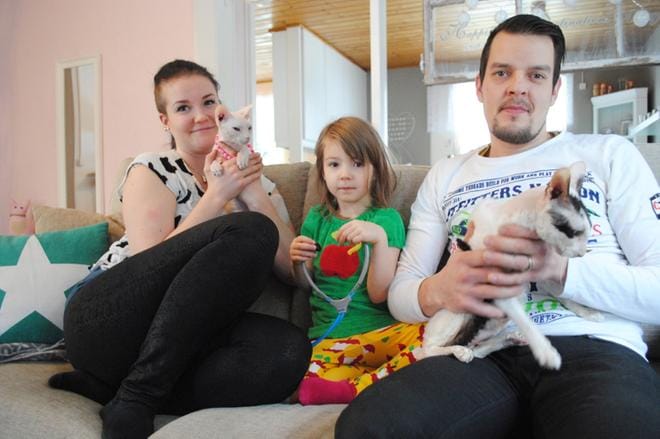 Rotukissat ovat seurallisia. Kun Sonja, Jussi ja Sanni Ketola istuvat sohvalle, he saavat sinne seuraa. Tällä kertaa sylissä ”nahkakissa” Pikku Myy ja Moottori. KUVAT:EEVA-LIISA KULJU
