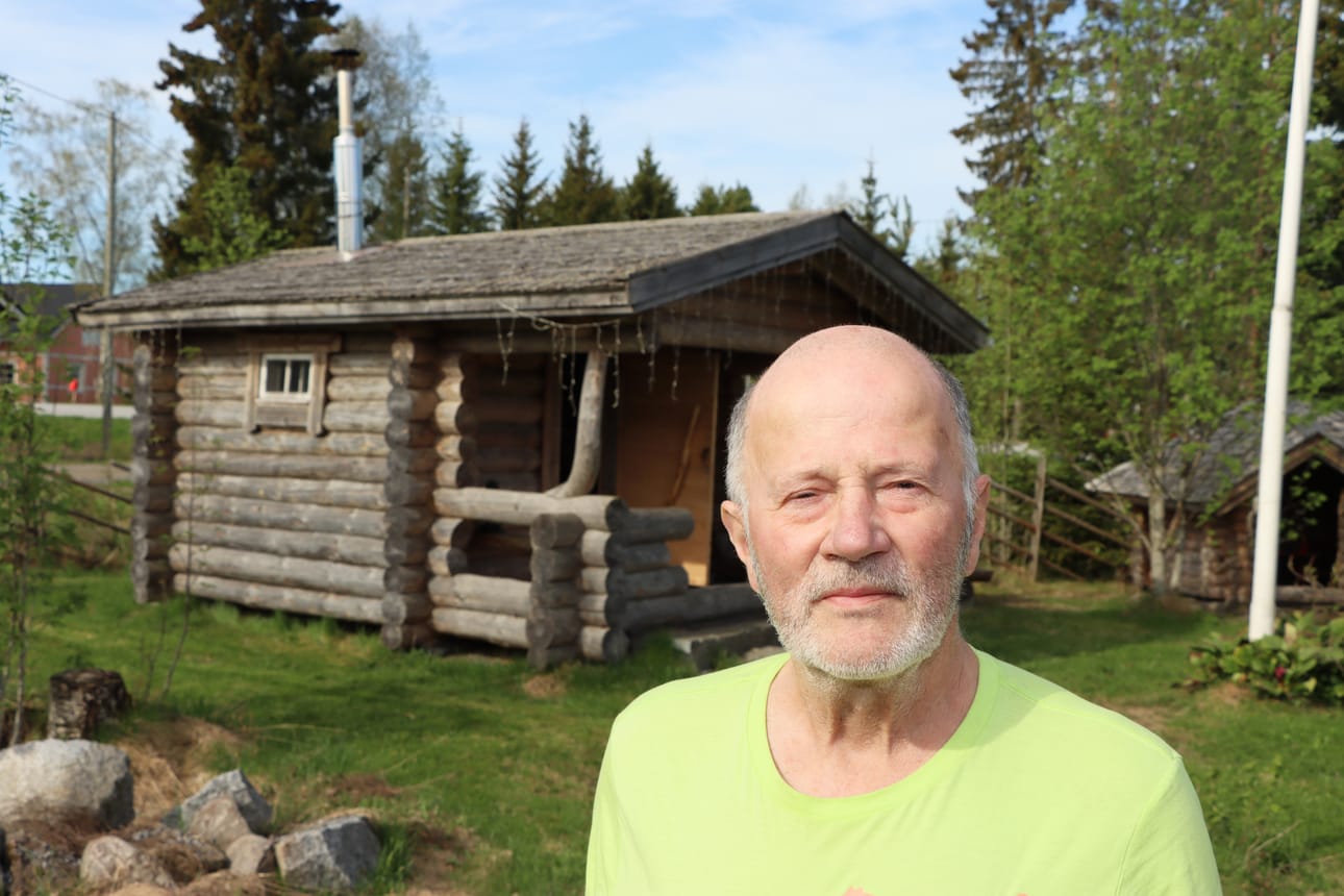 Seppo Hautamäki elävöitti pihapiiriä perinteiseen pohjalaiseen tyyliin tehdyillä hirsirakennuksilla.