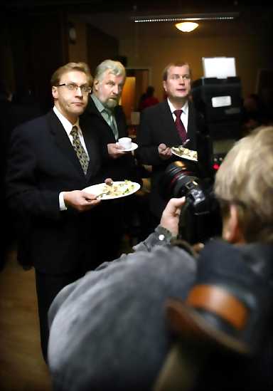 Kajaanissa otettiin purtavaa maakuntavaalien tuloksen valmistumista seurattaessa. Kuvassa vasemmalta Hannu Juntunen, Olavi Pyykkönen ja Juhani Seppänen