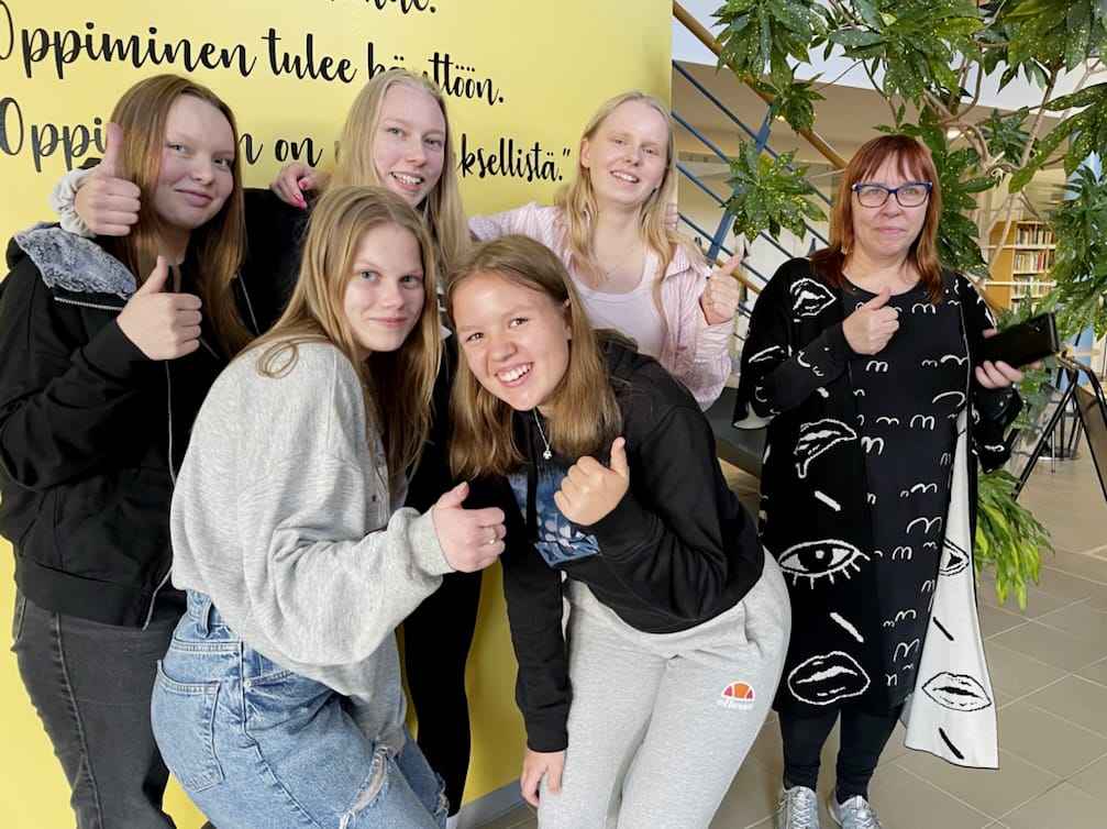 Pyhäjoen lukion messutiimin mediavastaavat vuonna 2022, opettajansa Sari Hidénin kanssa.