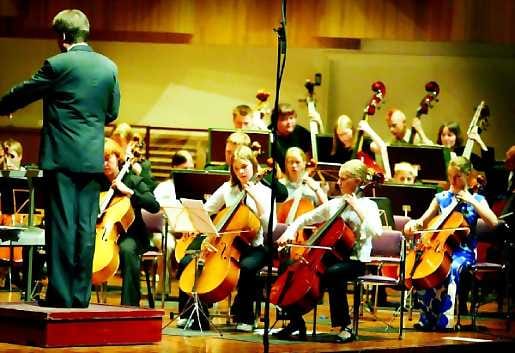 Kevennyksenä komiikkaa. Kymmenettä kertaa järjestetyssä Oulun koulujen kuudensien musiikkiluokkien ja Oulun kaupunginorkesterin kevätkonsertissa meno vain paranee vuosi vuodelta.