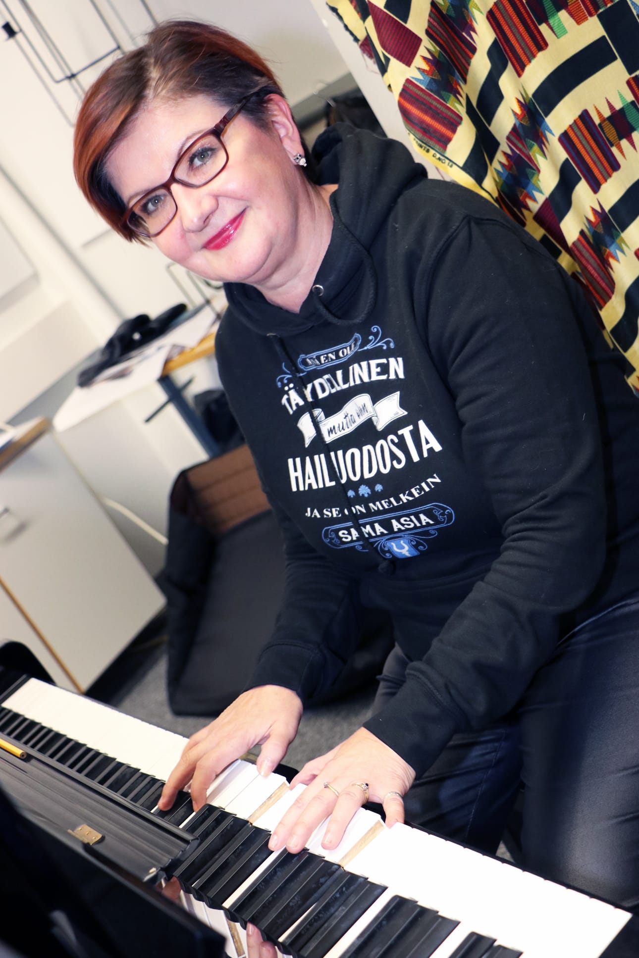 Johanna Kemppaiselle musiikki on elämäntapa. Hailuodossa hän musisoi yhteislauluilloissa tai esiintyy puolisonsa Aaron kanssa.