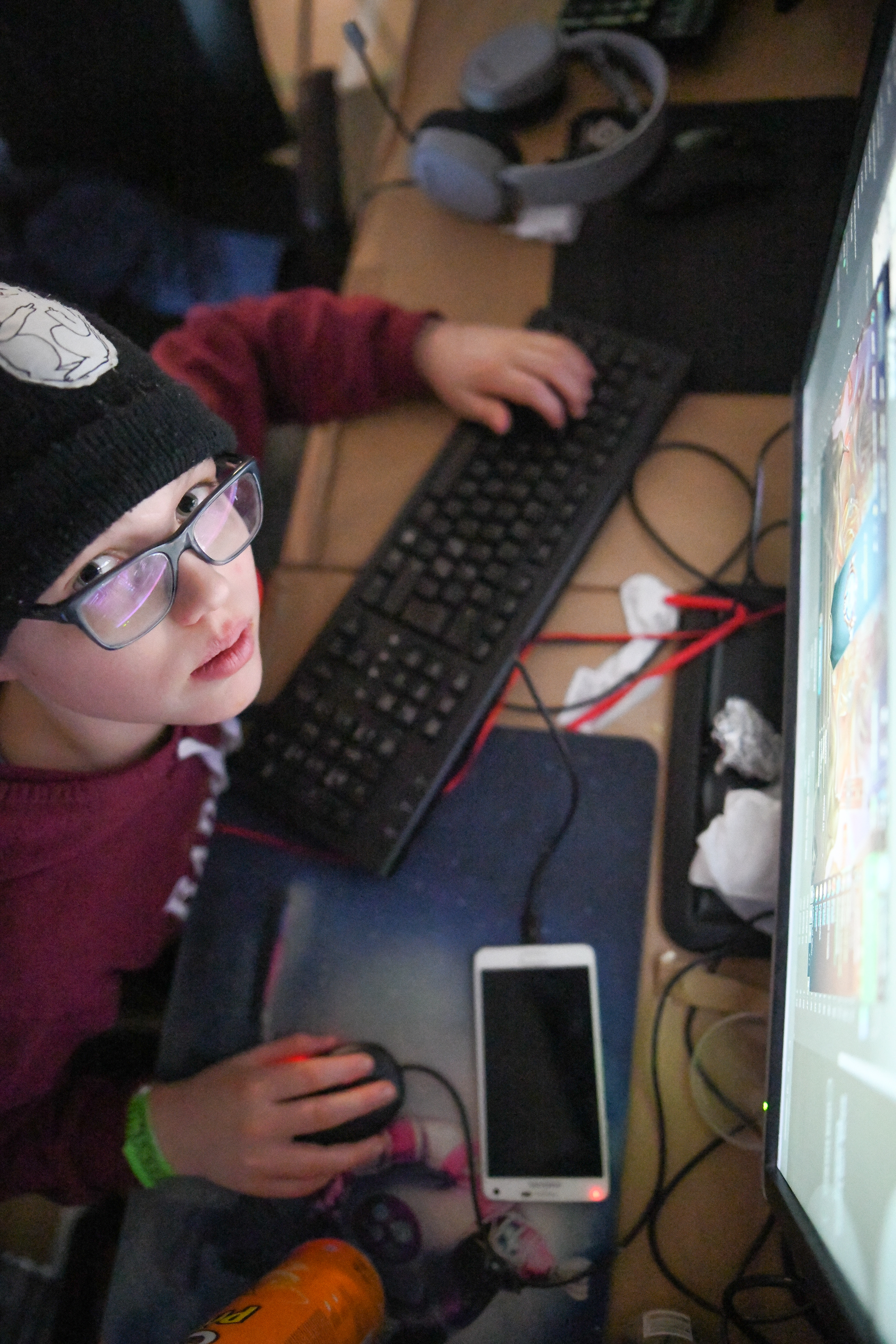 Kuusamolainen Sulo Inget valmistautuu League of Legends -turnaukseen.